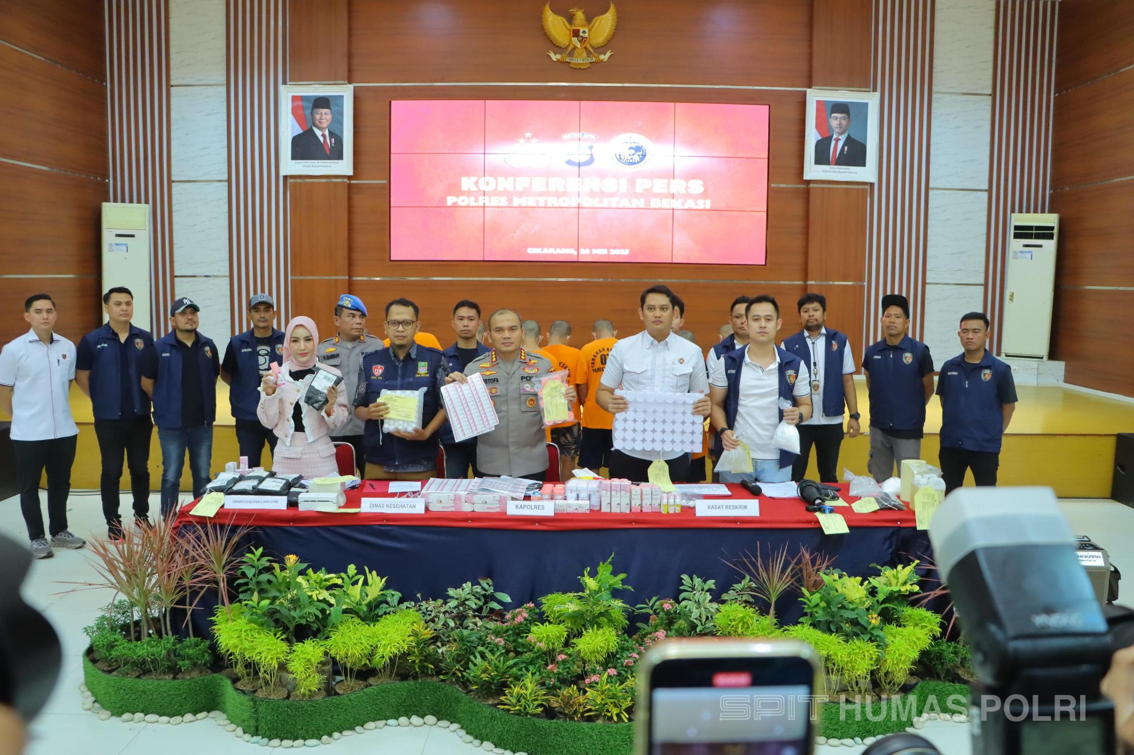 Foto Pabrik Skincare Palsu di Bekasi Terbongkar, 8 Orang Diamankan