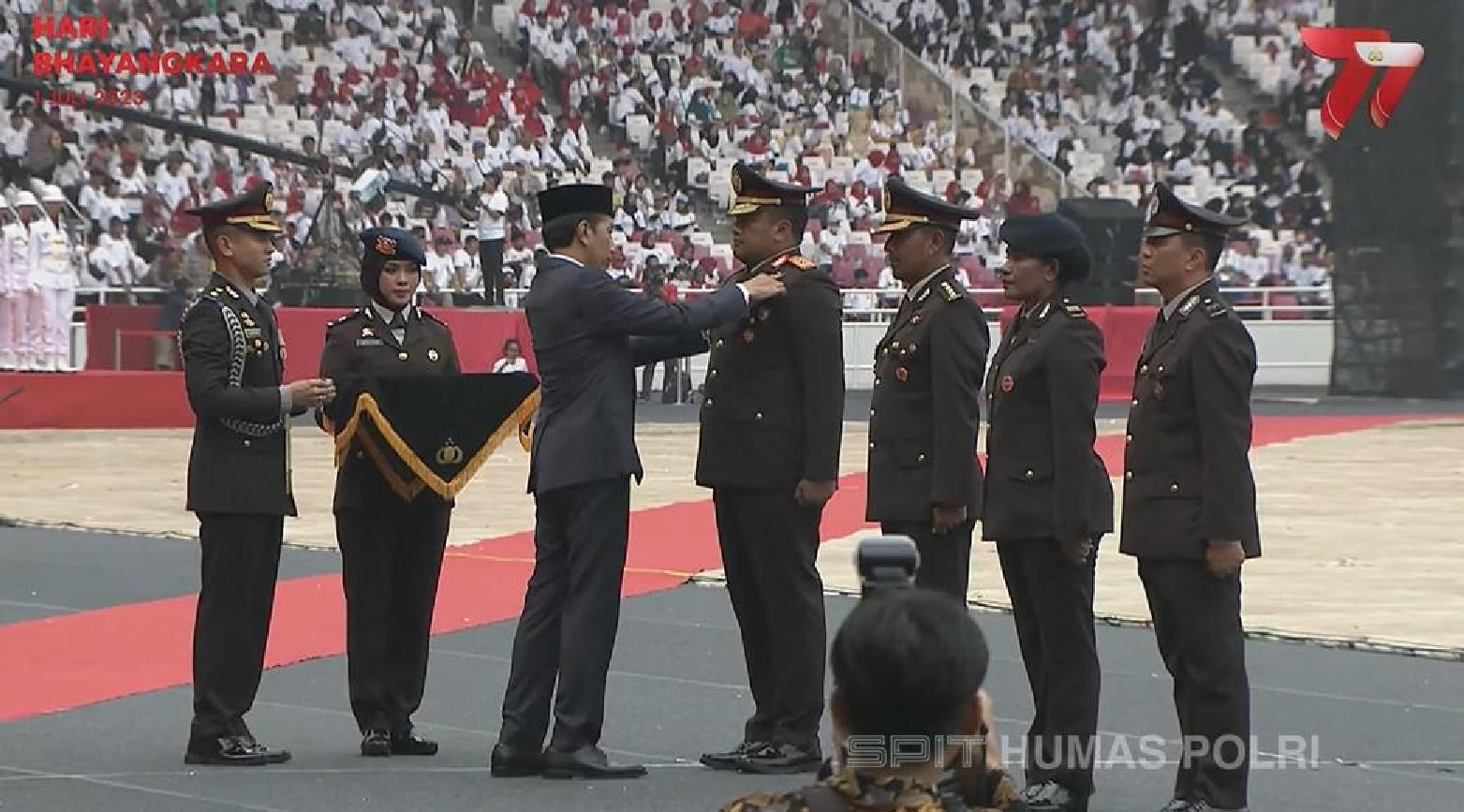 Presiden Jokowi Berikan Penghargaan Bintang Bhayangkara Nararya