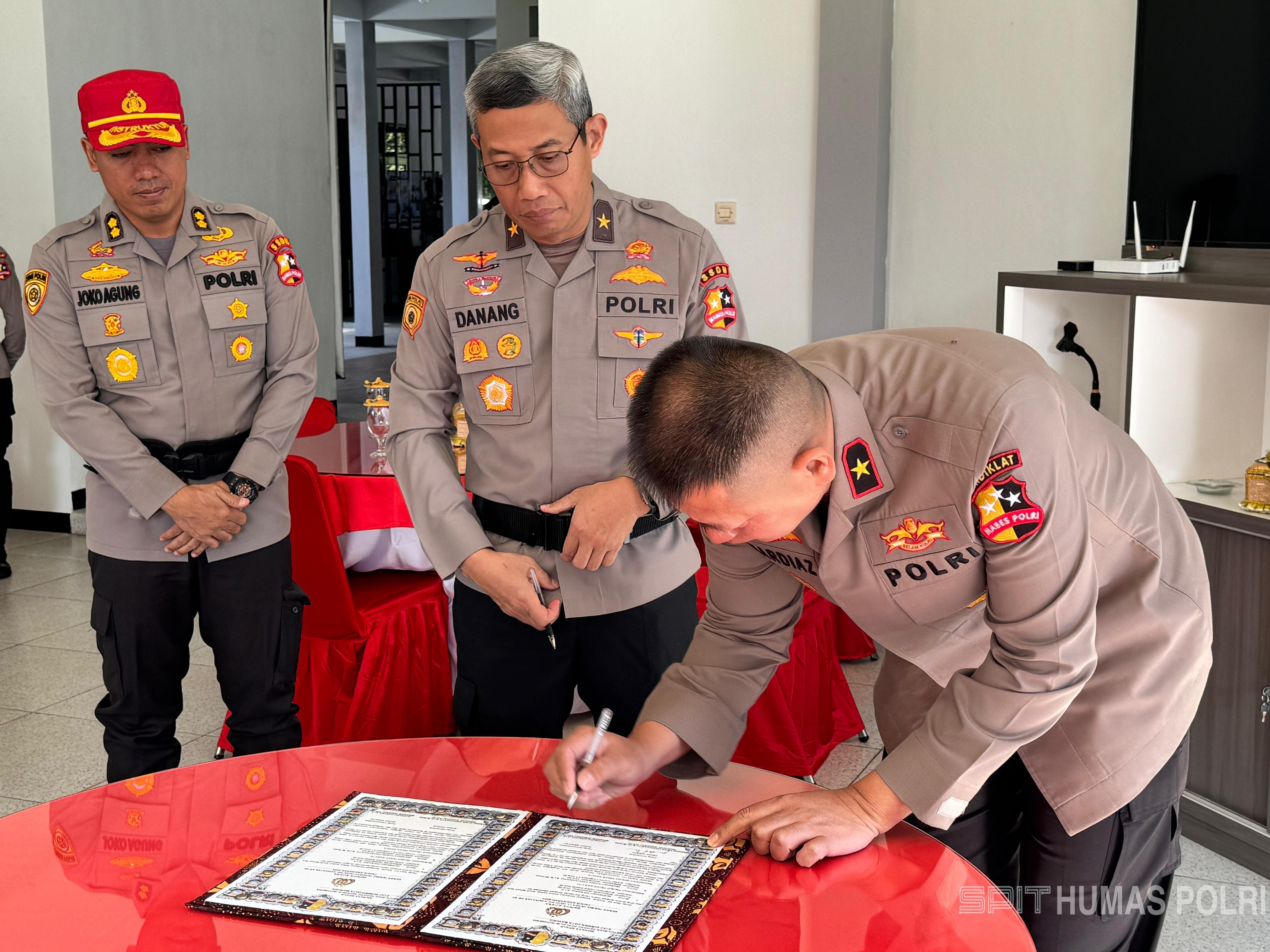 Foto Brigjen Pol Mardiaz Kusin Dwihananto Pimpin Upacara Pembukaan Pendidikan SIP Angkatan 53 Gelombang I T.A. 2024: