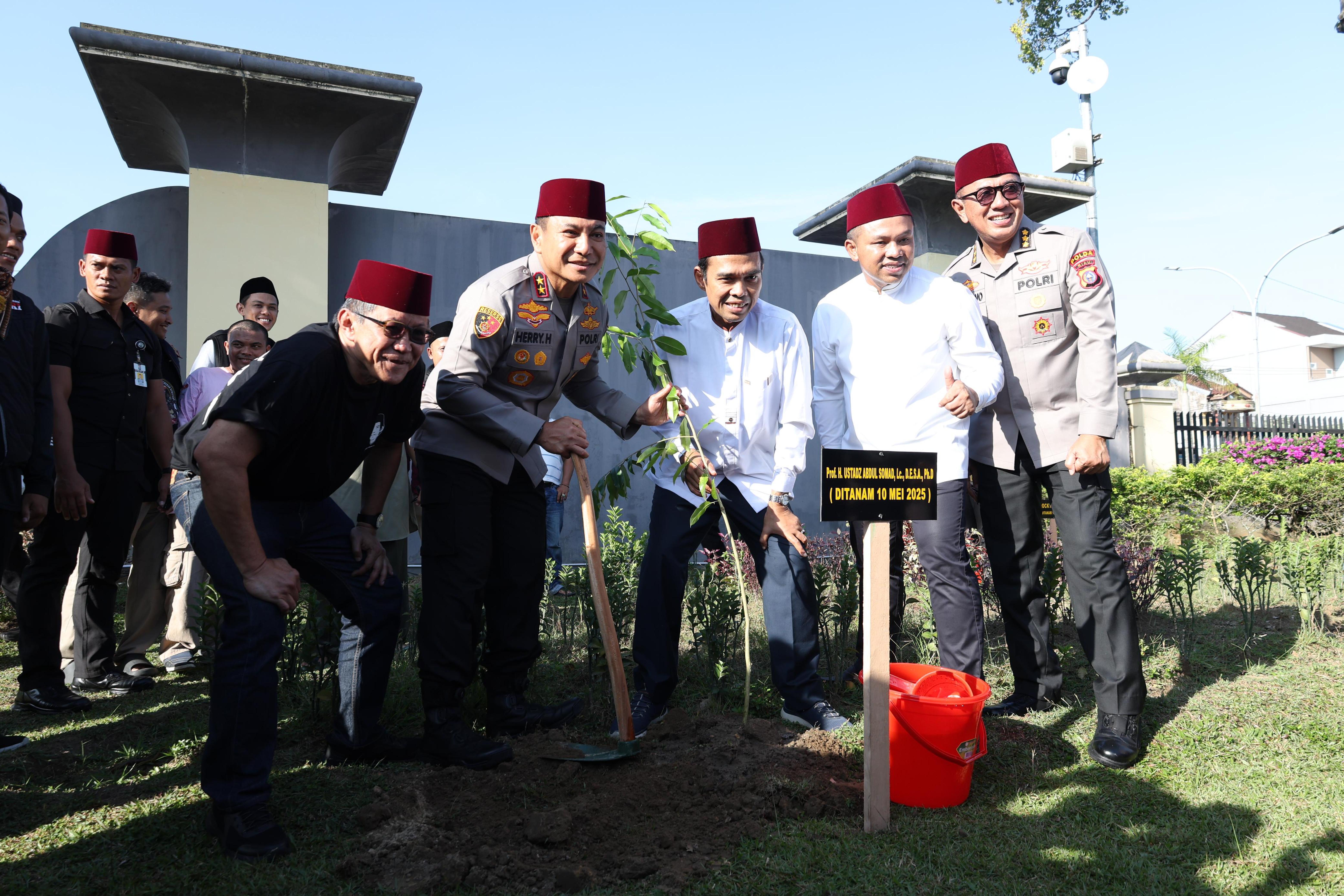 Foto Penanaman Pohon Kapolda Riau Bersama Ustad Abdul Somad dan Rocky Gerung