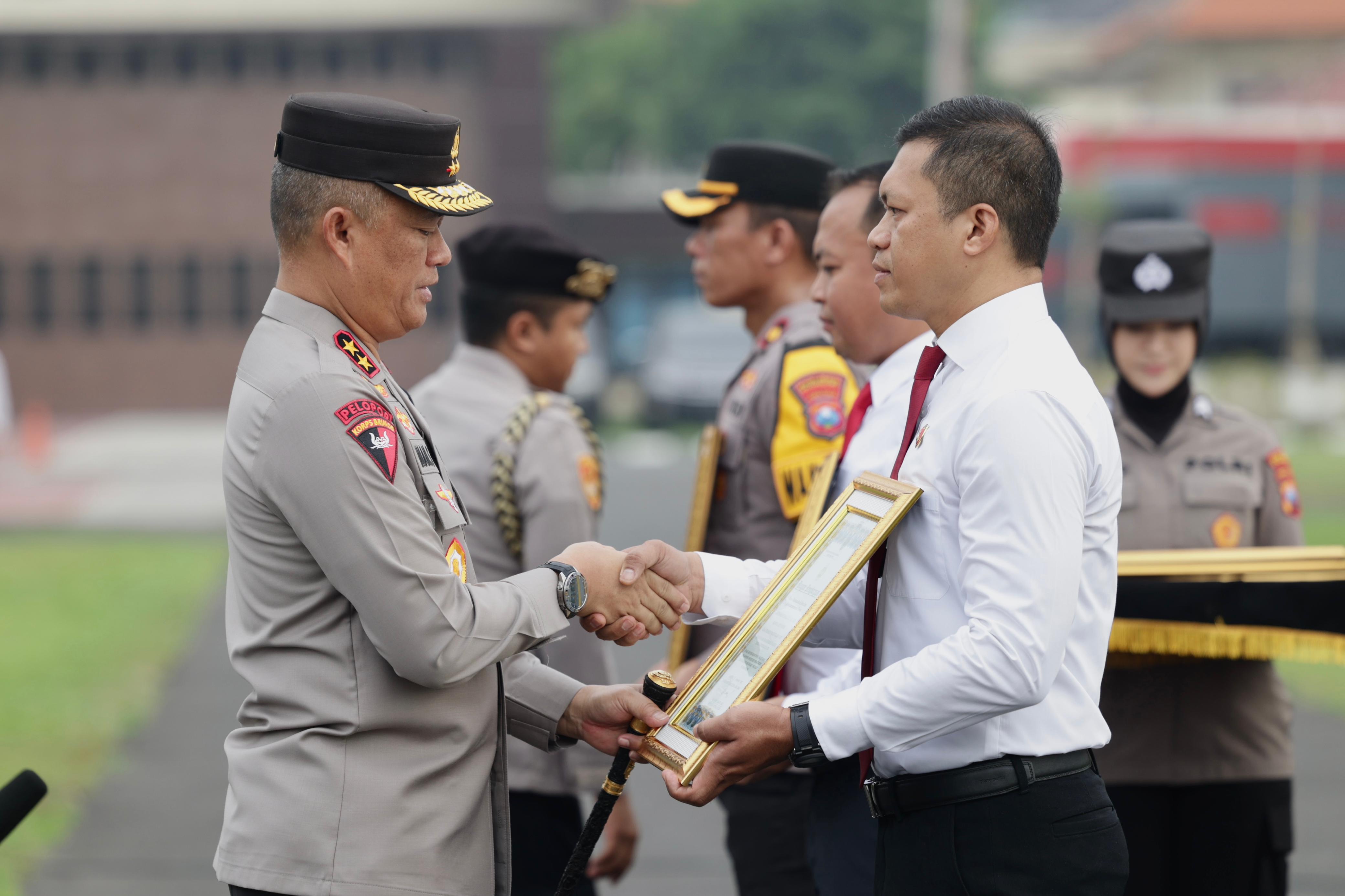 Beri Penghargaan Kepada 40 Personel Berprestasi, Berikut Arahan Kapolda ...