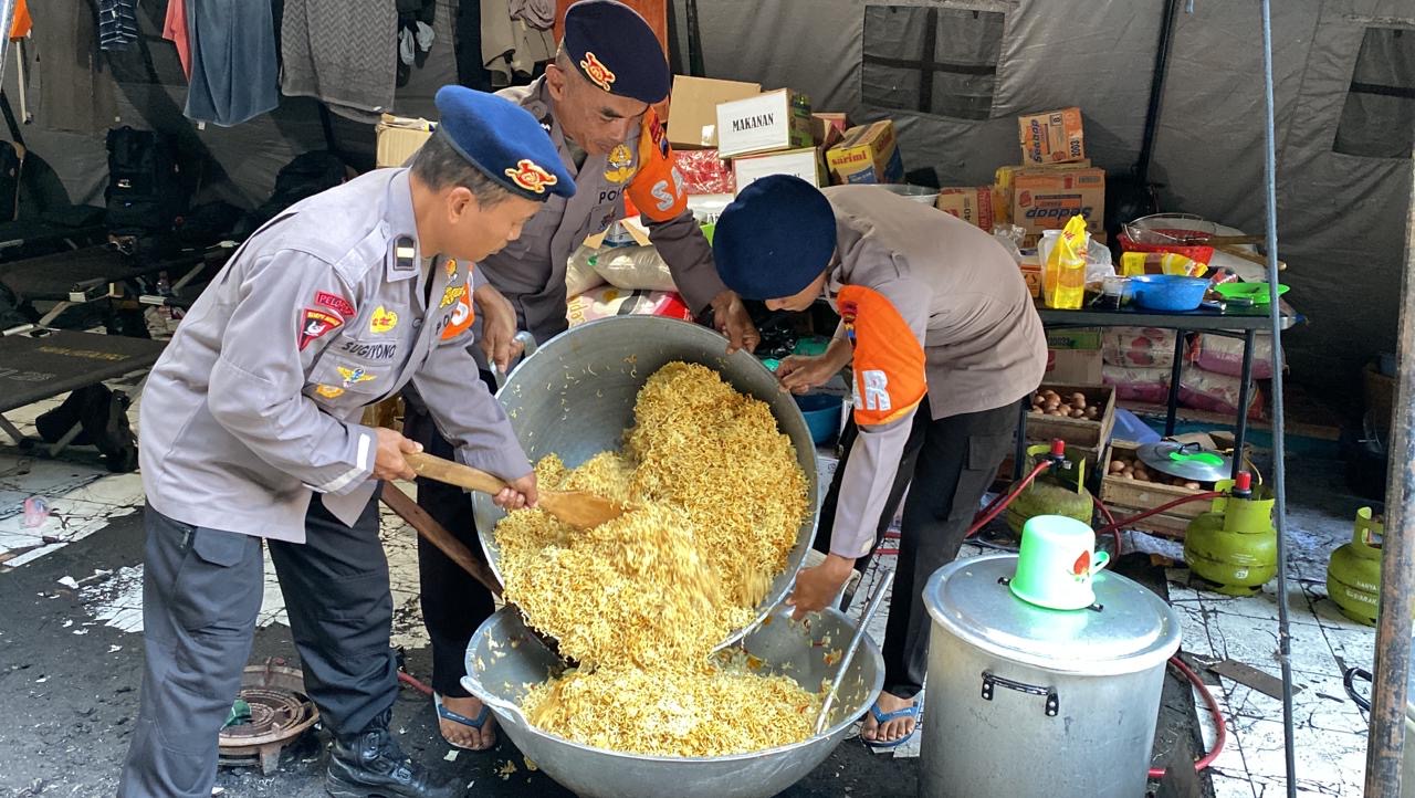 Tiap Harinya Dapur Umum Sediakan 4000 Porsi Makanan Untuk Korban Banjir Demak 5594