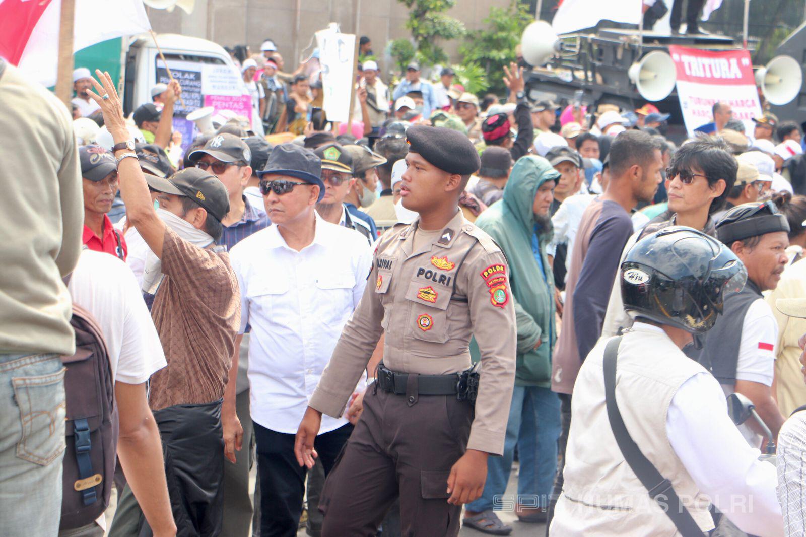 Massa Aksi Unjuk Rasa Di Depan DPR Semakin Bertambah, Jalan Gatot ...