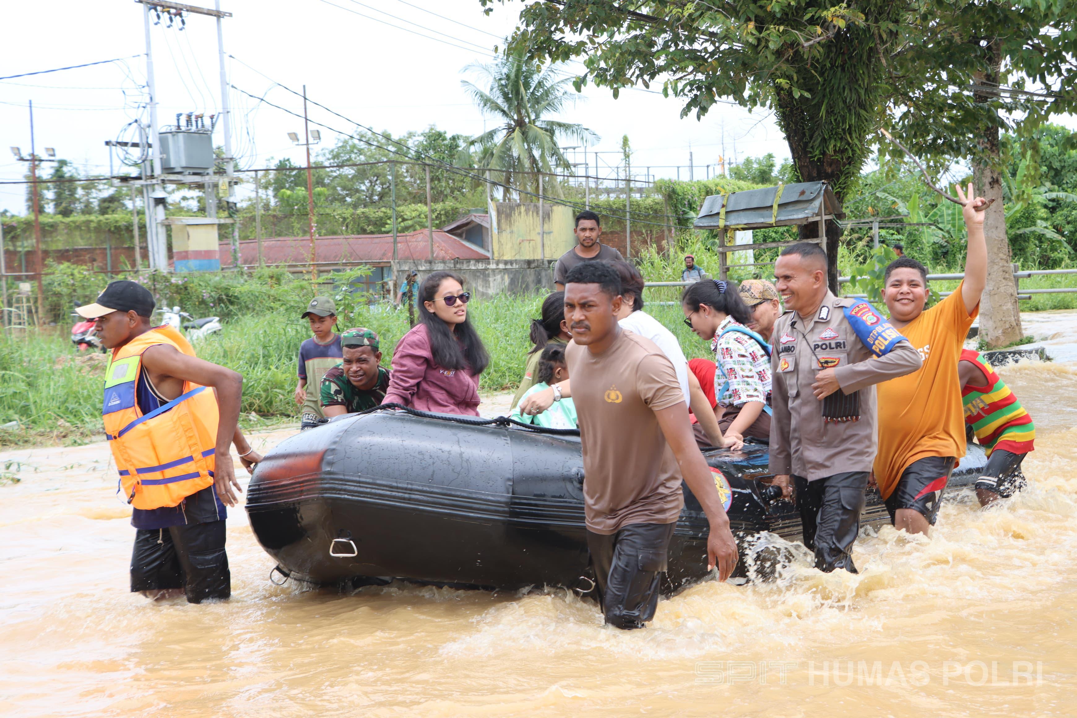 Polisi Bantu Evakuasi Warga Terdampak Banjir Di Pltd Klasaman Kota Sorong