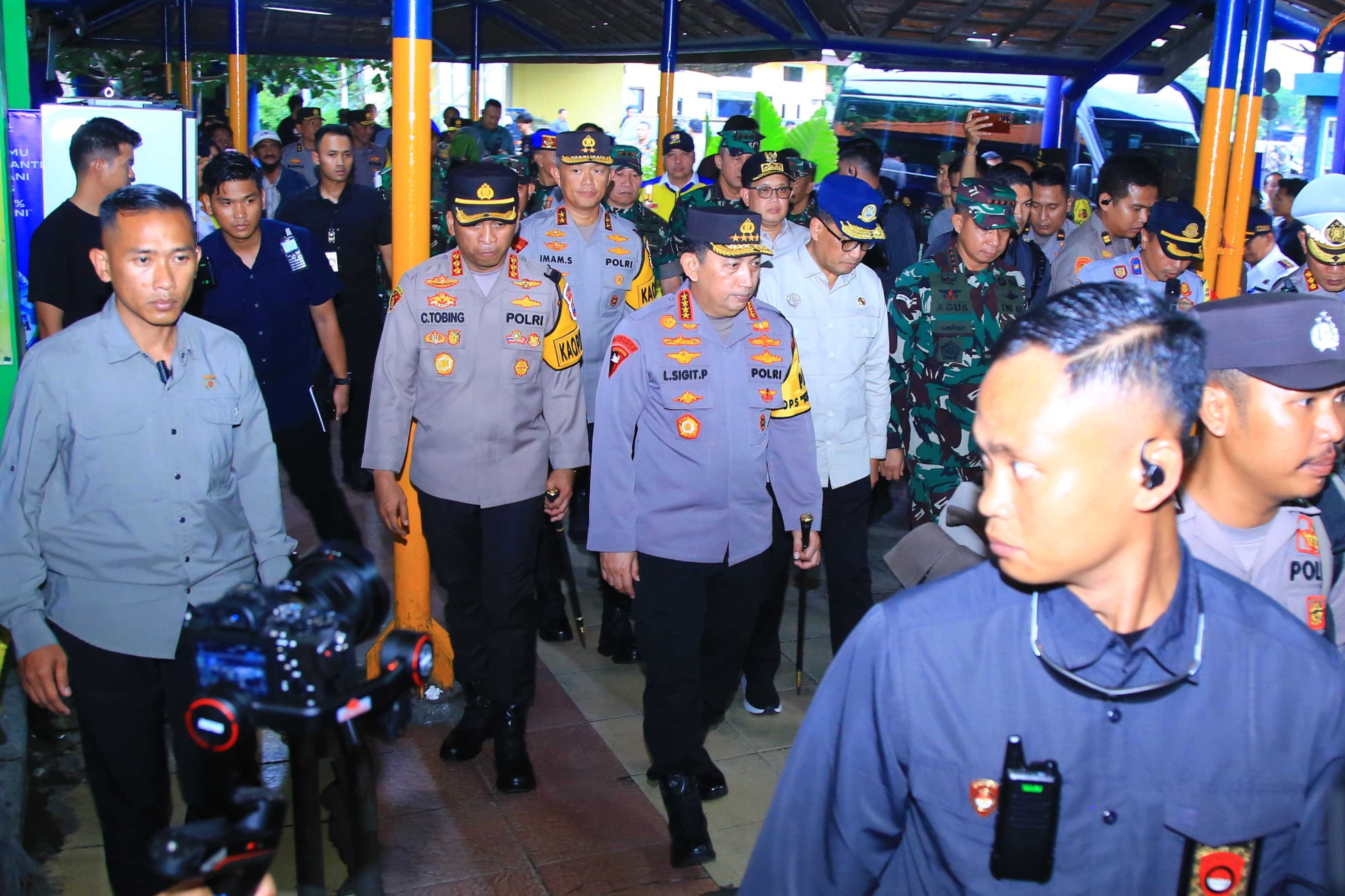 Kapolri Dan Panglima TNI Tinjau Kesiapan Pengamanan Mudik Di Terminal ...