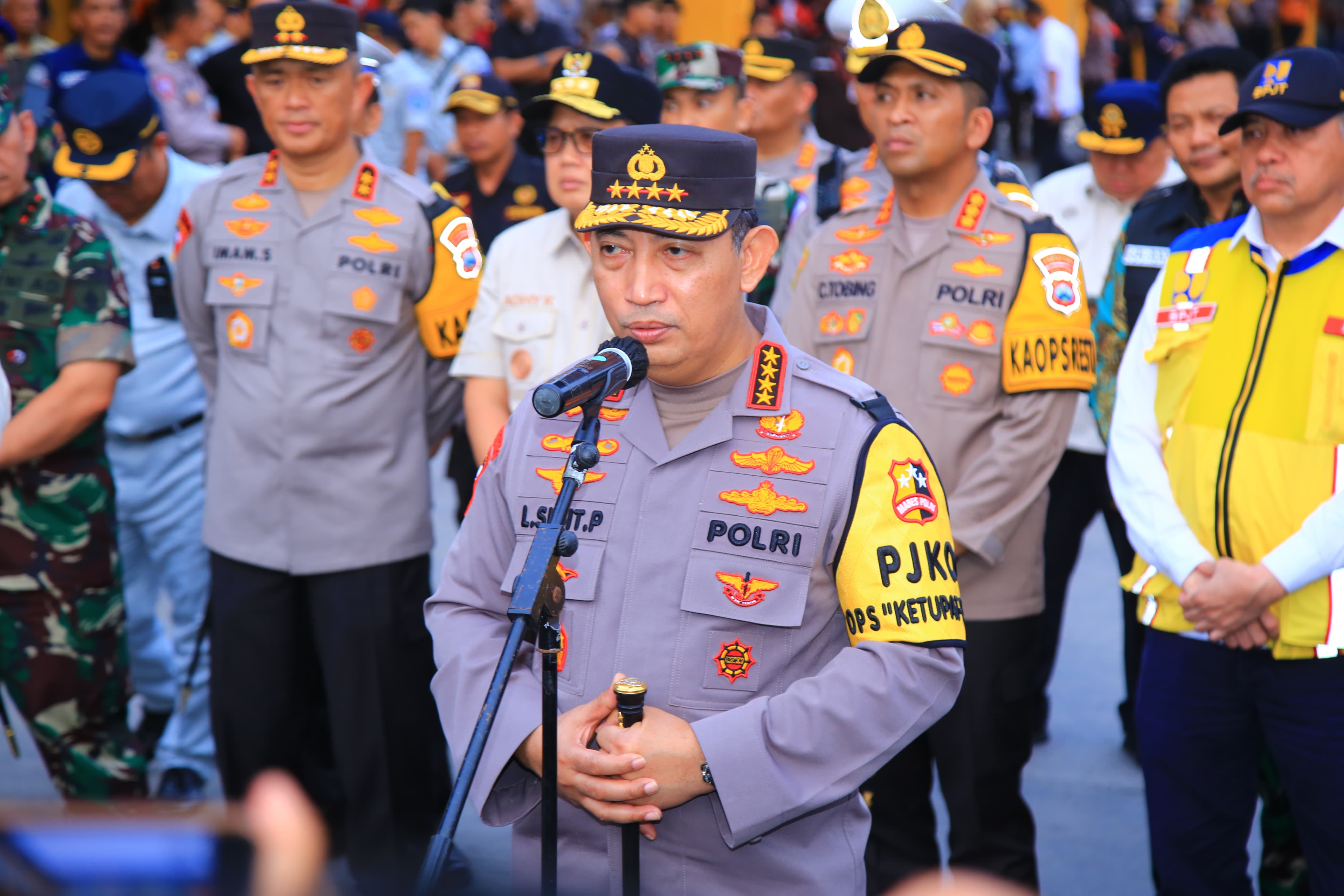 Kapolri Dan Panglima TNI Tinjau Kesiapan Pengamanan Mudik Di Terminal ...