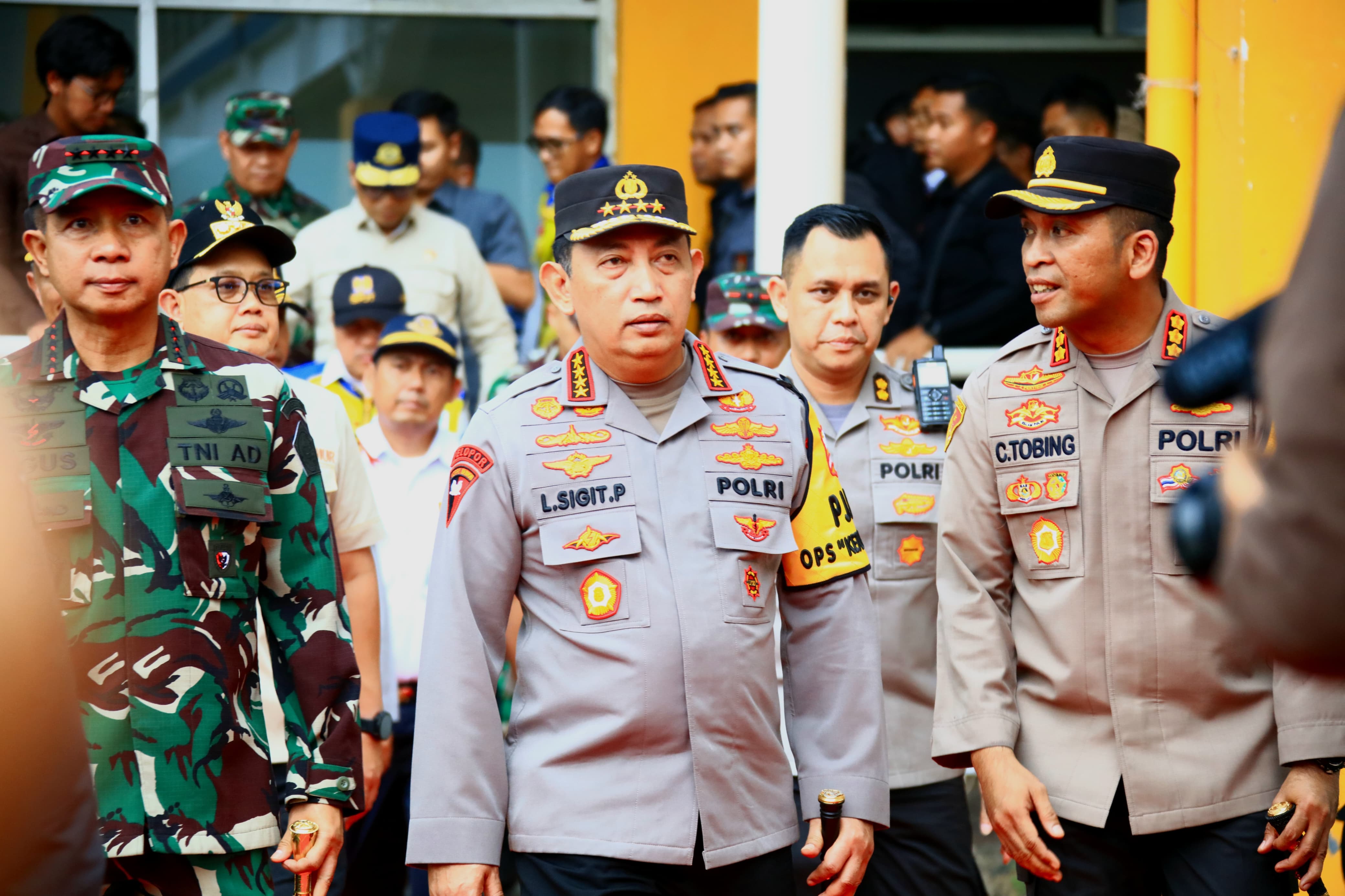 Kapolri Dan Panglima Tni Tinjau Kesiapan Pengamanan Mudik Di Terminal Purabaya 7459