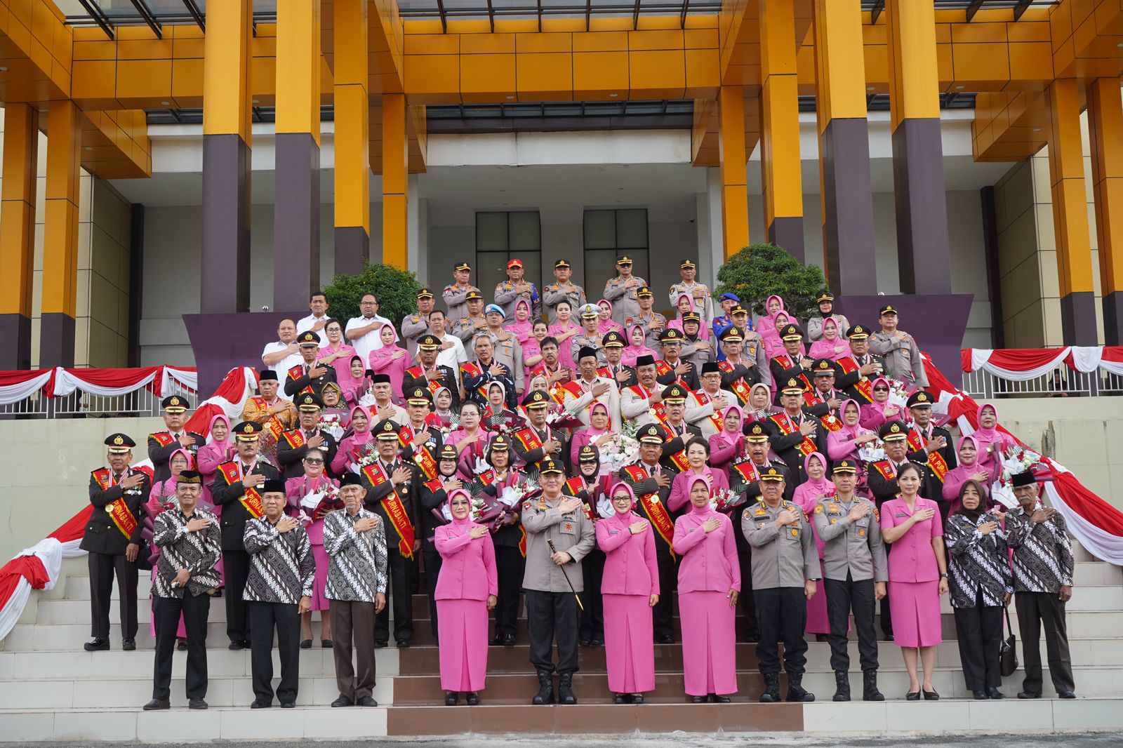 Upacara Tradisi Wisuda Pelepasan Purna Bhakti Ta 2023 Polda Riau