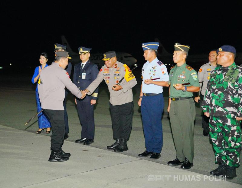 Kapolda Papua Sambut Kedatangan Panglima Tni Dan Kapolri Di Tanah Papua