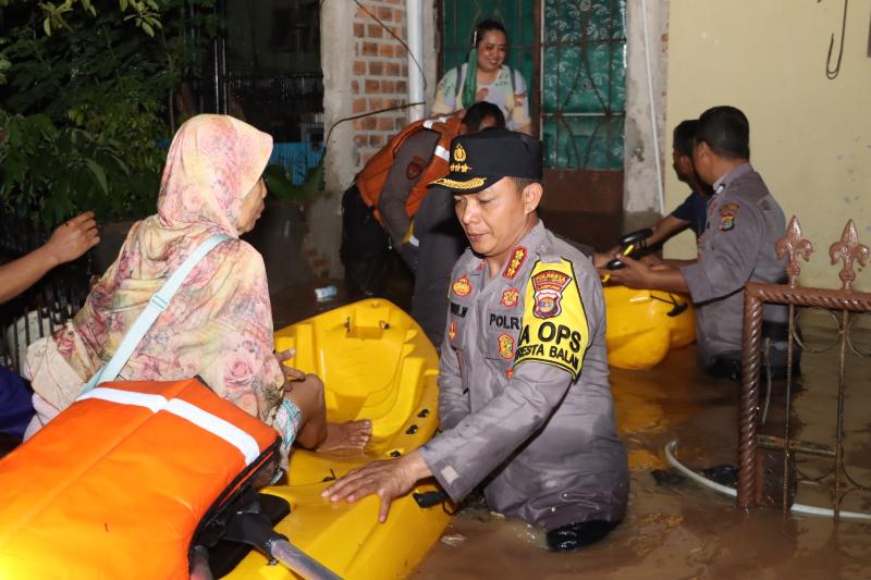 Evakuasi Cepat Korban Banjir di Bandar Lampung, Kapolresta Terjun ...